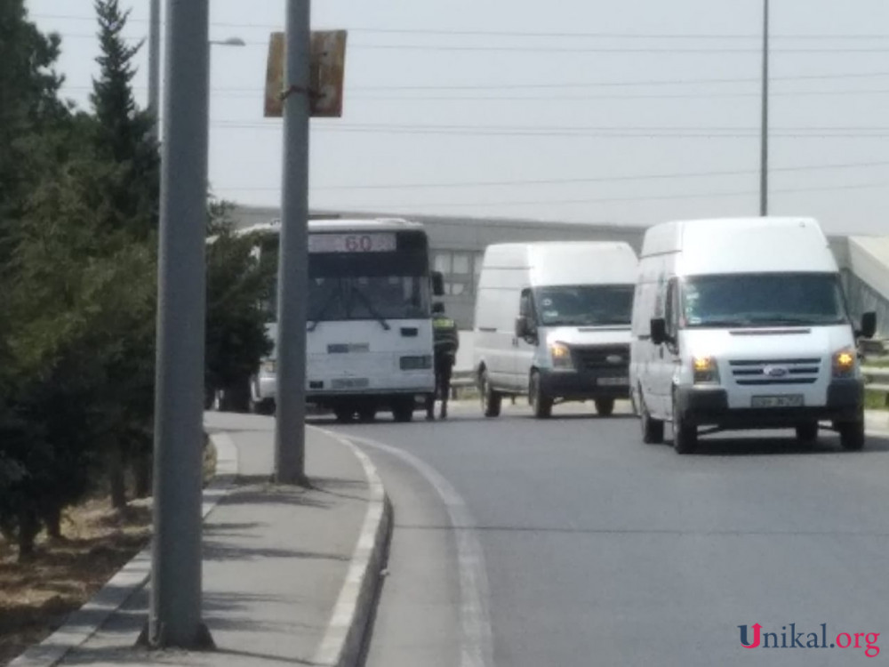 Polislər yolda qalan avtobus sürücüsünə kömək etdilər (Fotolar)